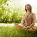 A meditáció alapjait jól alkalmazó nő
