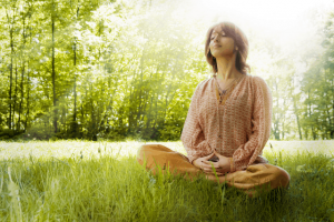 A meditáció alapjait jól alkalmazó nő
