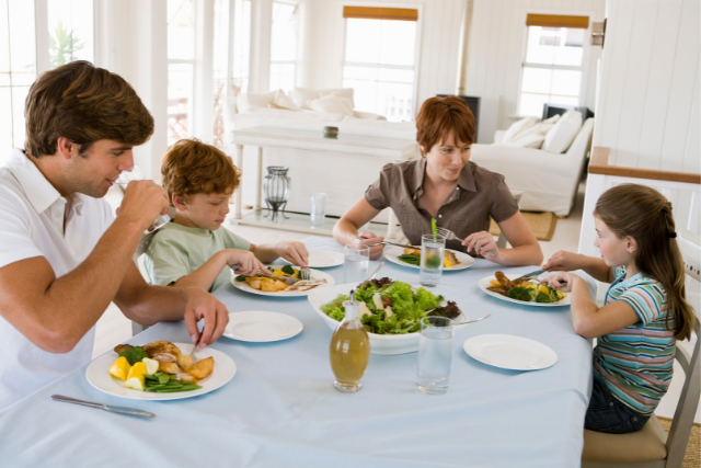 A család együtt eszik: ez segít a gyermekkori elhízás megoldásában.