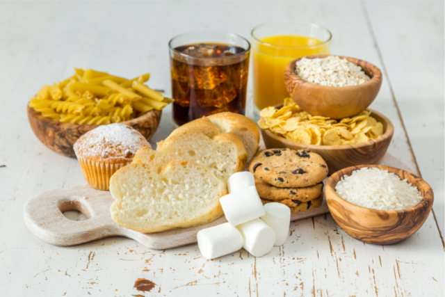 A képen olyan ételek és italok vannak, melyek sok szénhidrátot tartalmaznak: az ilyenek a gyermekkori elhízás fő okai.