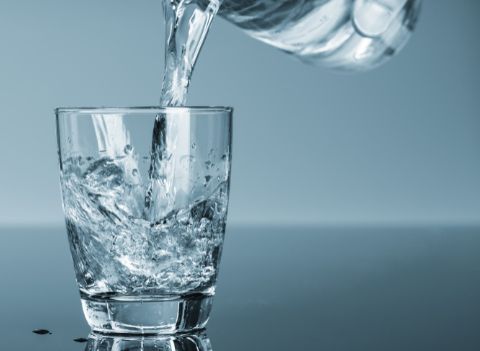 egy pohár víz az egészséges életmód elemeinek részeként