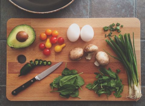 zöldségek és kés és vágódeszka takarékos főzéshez