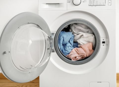 ruhával teletöltött mosógép takarékos mosáshoz