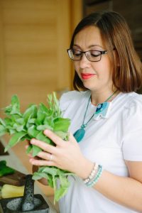 Feller Erika holisztikus táplálkozási tanácsadó és masszőr gyógynövényekkel