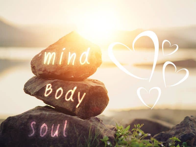 szívek, kövek mind body soul feliratokkal a lelki egészséget szimbolizálva