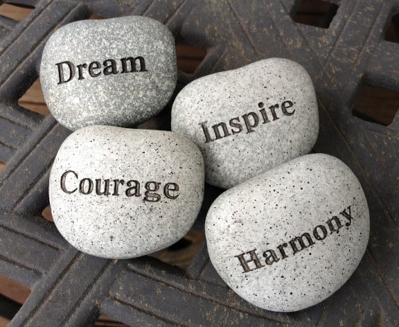 négy darab kő dream, inspire, courage és harmony feliratokkal