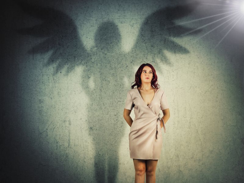 önbizalomhiányos nő a háta mögött angyal árnyékkal