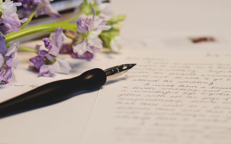 toll és írott szöveg és lila virág
