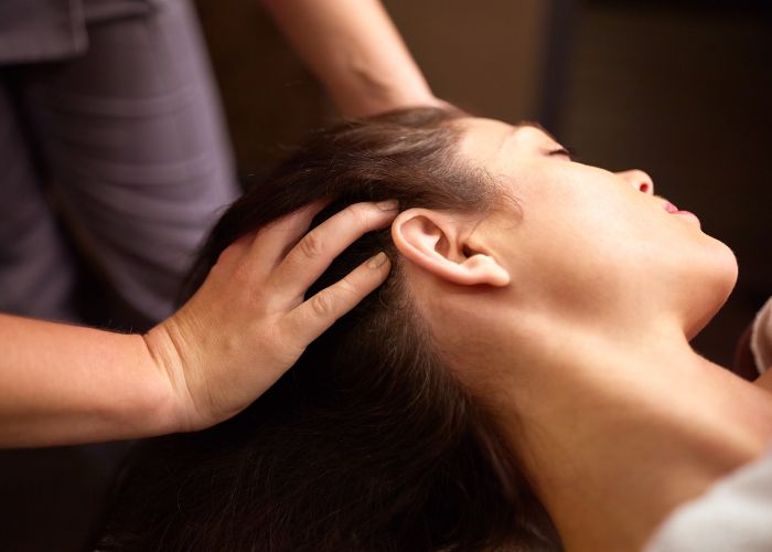 Access Bars kezelése hajas fejbőrön női páciensen