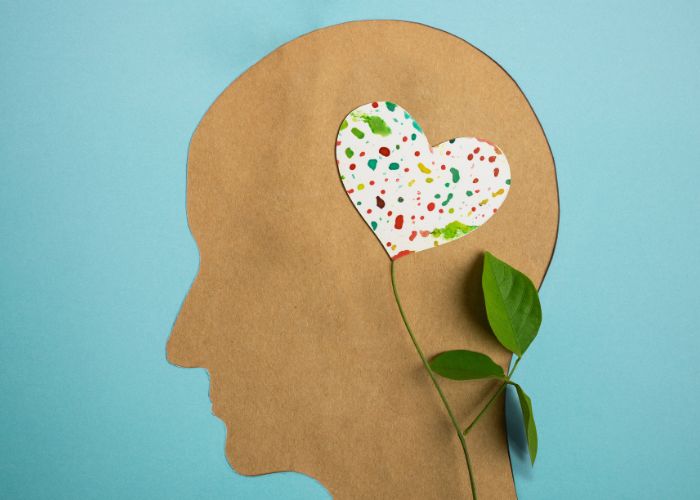 mentális egészséget szimbolizáló fej rajz rajta szív és levél dekorációval