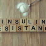 inzulin résistance felirat és egy kanál cukor